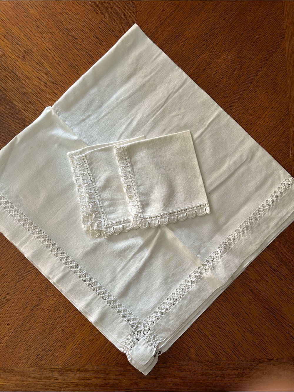 Classic White Lace-Trim Linen Tablecloth and Set of napkins/2
